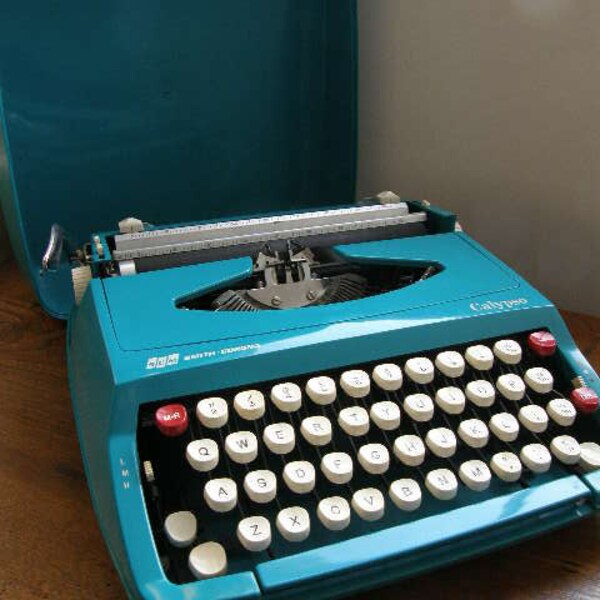 Retro turquoise,blue smith corona Calypso manual Typewriter in superb condition with case,very, funky