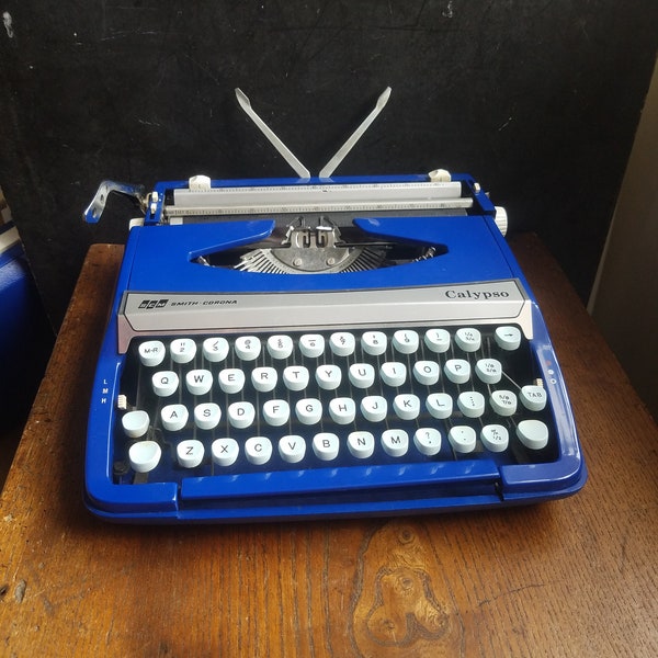 Retro Rich Blue, smith corona ,manual Typewriter in good condition with case ,Free UK postage
