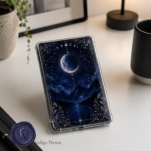 Może przedstawiać: Przezroczyste etui na tablet z ilustracją ciemnoniebieskiego nocnego nieba, przedstawiające półksiężyc, gwiazdy i sylwetki gór. Wzór zawiera delikatne kwiatowe obramowania, cykl faz księżyca oraz napis Indigo Nexus na dole etui.