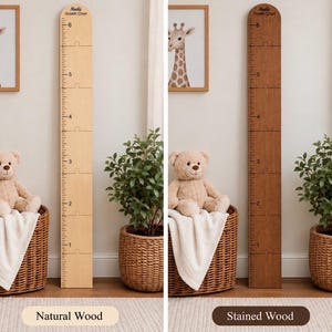 Può includere: Due metri di crescita verticali in legno, uno in legno chiaro naturale e uno in una finitura in legno tinto più scuro. Ogni metro presenta la scritta Noah's Growth Chart in alto, segni numerati da 1 a 6 e giunti a incastro a forma di puzzle.