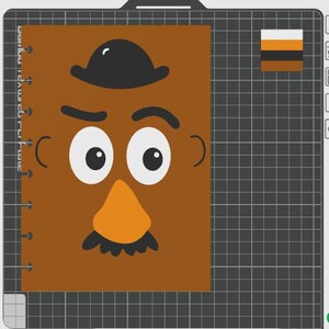 Può includere: Una copertina per taccuino rettangolare marrone raffigurante un volto in stile cartoon con una bombetta nera, sopracciglia arcuate, grandi occhi bianchi con pupille nere, un naso triangolare arancione e un paio di baffi neri.