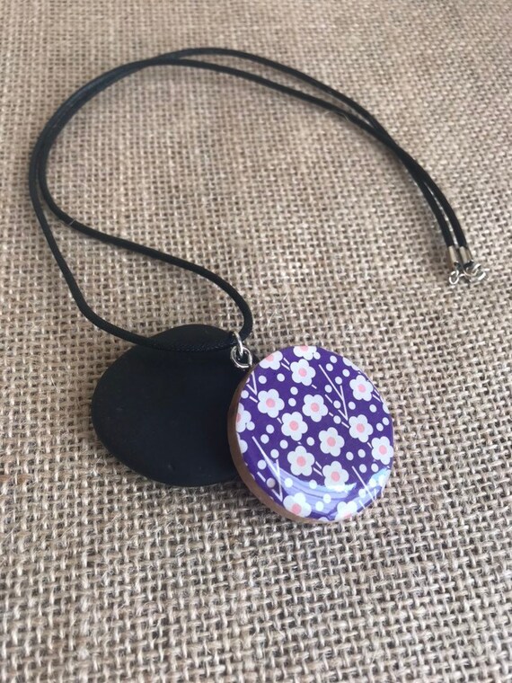 Nbx18 04 Origami Paper Pendant Wooden Pendant 24 Cotton Cord Necklace Fun Jewelry Light Weight Purple With White Flowers