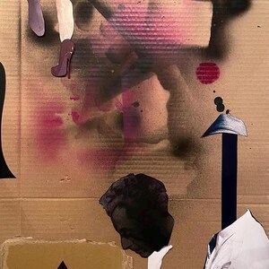 Puede incluir: Un collage de técnica mixta sobre cartón que presenta una silueta negra de una cabeza, un brazo con manga blanca, un cuello de traje oscuro y un par de piernas con tacones altos. El fondo incluye acentos de pintura en aerosol rosa y negra y una flecha.
