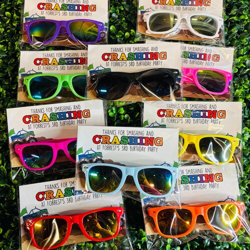 Lunettes de soleil d'anniversaire Monster Truck personnalisées : articles de toilette personnalisés pour enfants - Vendues à l'unité