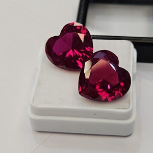 天然モザンビーク産ルビー20カラット以上、ハートカットの赤いルースストーン、リングやペンダントなどのジュエリー製作に最適な鑑定書付きルビーペア