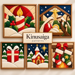 Può includere: Cinque motivi Kinusaiga incorniciati con temi natalizi: una candela con agrifoglio, una natività, un regalo rosso, una chiesa sotto la neve e due calze appese a un camino. Ogni immagine quadrata mostra texture di tessuto trapuntato.