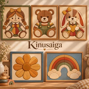 Pode incluir: Cinco quadros de tecido com uma boneca de tranças, um urso de peluche com jardineiras, um coelho com laço, uma flor amarela grande e um arco-íris com nuvens. O texto Kinusaiga está centrado entre as filas superior e inferior.