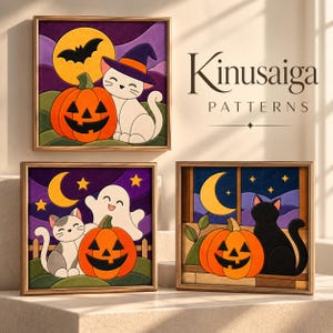 Peut inclure: Trois tableaux carrés encadrés Kinusaiga sur le thème d'Halloween. L'un montre un chat blanc avec un chapeau de sorcière, une citrouille et une chauve-souris. Un autre représente un chat et un fantôme. Le troisième montre un chat noir et une citrouille.