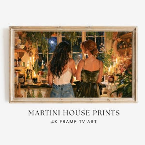 Op de afbeelding: Een ingelijste digitale kunstdruk getiteld MARTINI HOUSE PRINTS 4K FRAME TV ART. De afbeelding toont twee personen van achteren, één in een wit hemdje en blauwe spijkerbroek, de ander in een donkergroene jurk, in een kamer met kaarslicht en planten.