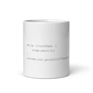 Puede incluir: Una taza de cerámica blanca con código de programación impreso en negro que dice: while (!coffee) { code.wait(); } system.out.println("ready");. La taza tiene una forma cilíndrica con un acabado liso y brillante y un diseño sencillo.