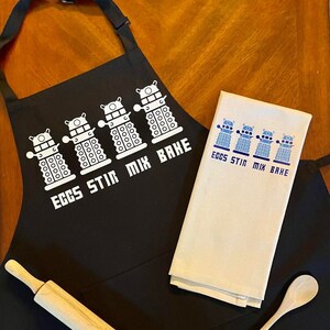 Delantal de cocina divertido de DR WHO Dalek, regalo de cumpleaños para novio, regalo de inauguración de la casa, regalo del día del padre, regalo nerd para whovian, regalo de Navidad