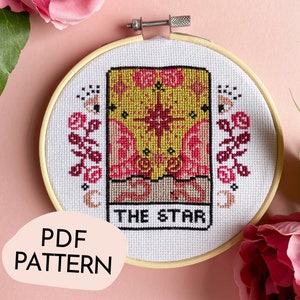 MOTIF NUMÉRIQUE La carte de tarot étoilée point de croix moderne - étoiles lune motif floral gothique céleste au point de croix - apprendre le point de croix