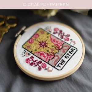 MOTIF NUMÉRIQUE La carte de tarot étoilée point de croix moderne - étoiles lune motif floral gothique céleste au point de croix - apprendre le point de croix