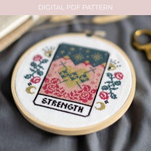 PATRÓN DIGITAL Carta del Tarot de la Fuerza Punto de Cruz Moderno - Patrón de Punto de Cruz Gótico Celestial Floral con Estrellas y Luna - Aprende Punto de Cruz