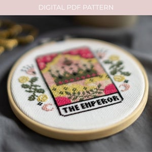 MOTIF NUMÉRIQUE La carte de tarot empereur point de croix moderne - étoiles lune motif floral gothique céleste au point de croix - apprendre le point de croix