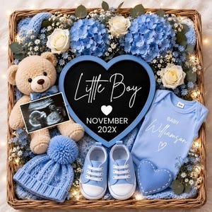 Pode incluir: Uma cesta de vime contendo um urso de pelúcia bege, um gorro de bebê azul com pompom, tênis de bebê azuis, um body azul claro com o texto Baby Williamson, uma placa em forma de coração Little Boy NOVEMBER 202X e flores azuis e brancas.