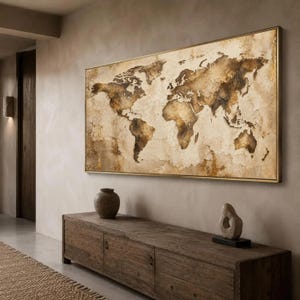 Puede incluir: Una gran pieza de arte mural rectangular que muestra un mapa del mundo en tonos marrón, beige y dorado. Los continentes se representan con una apariencia texturizada y desgastada sobre un fondo claro, todo en un marco dorado fino.