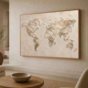 Puede incluir: Una pieza de arte mural rectangular que presenta un mapa del mundo texturizado en tres dimensiones en tonos beige, crema y marrón claro. Los continentes están realzados sobre un fondo neutro, enmarcados por un borde fino de madera clara.