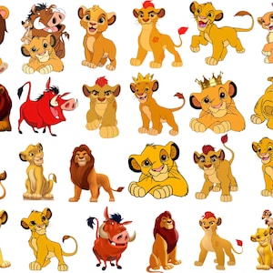 Può includere: Una collezione di illustrazioni a cartoni animati che raffigurano vari leoni, cuccioli di leone e un facocero in diverse pose ed espressioni. I personaggi sono resi con colori vivaci giallo, arancione, marrone e rosso.