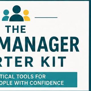 Könnte beinhalten: Eine rechteckige Grafik mit weißem Hintergrund und einem dunkel-petrolfarbenen Seitenbereich. Der Text lautet: THE NEW MANAGER STARTER KIT, PRACTICAL TOOLS FOR LEADING PEOPLE WITH CONFIDENCE, New Role. New Challenges. We’ve Got You Covered. Everything new managers need to lead, communicate, and succeed. Oben befinden sich drei stilisierte Personensymbole.