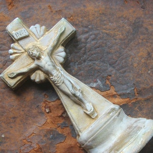 Vintage chalkware crucifix, vintage Alter crucifix, Vintage Painted Chalk Crucifix, Free standing crucifix