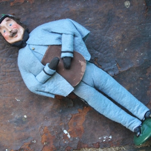 Vintage 1992 Byers Choice &quot;The Carolers&quot;, Man in gray with leather Pouch,