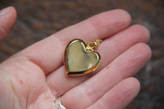 Beautiful NOS Vintage Heart Locket -Gold Filigree… - image 4