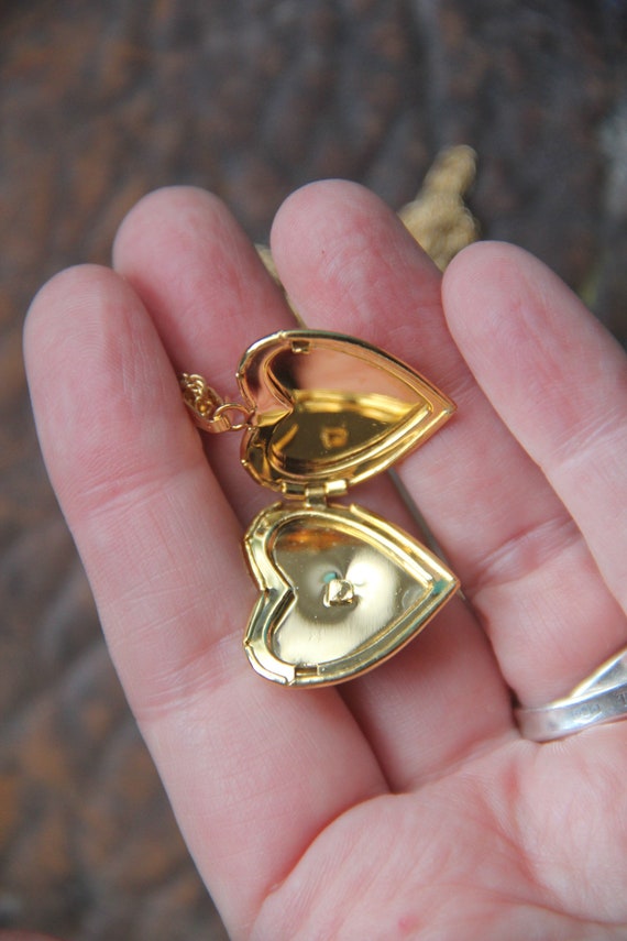 Beautiful NOS Vintage Heart Locket -Gold Filigree… - image 5