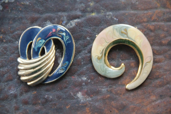 2 Vintage 80's Enamel Gold Swirl Pins, Vintage 19… - image 1