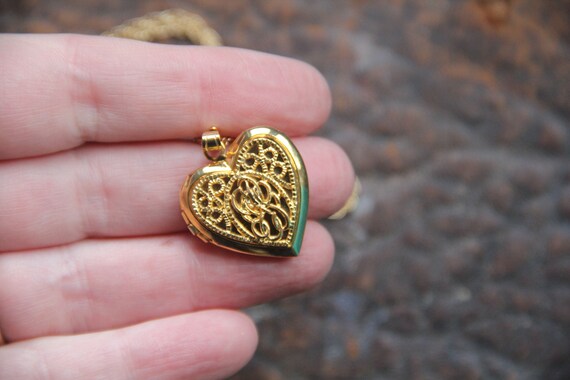 Beautiful NOS Vintage Heart Locket -Gold Filigree… - image 3