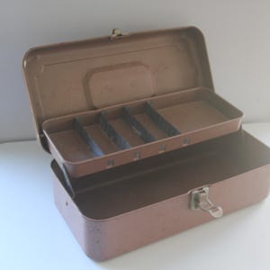 Vintage Beige Steel Tool Box, RUSTY Toolbox, Vintage Tool Box, old Tool box, Rustic home, small Tool box, has inside tray