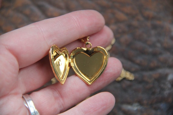 Beautiful NOS Vintage Heart Locket -Gold Filigree… - image 6