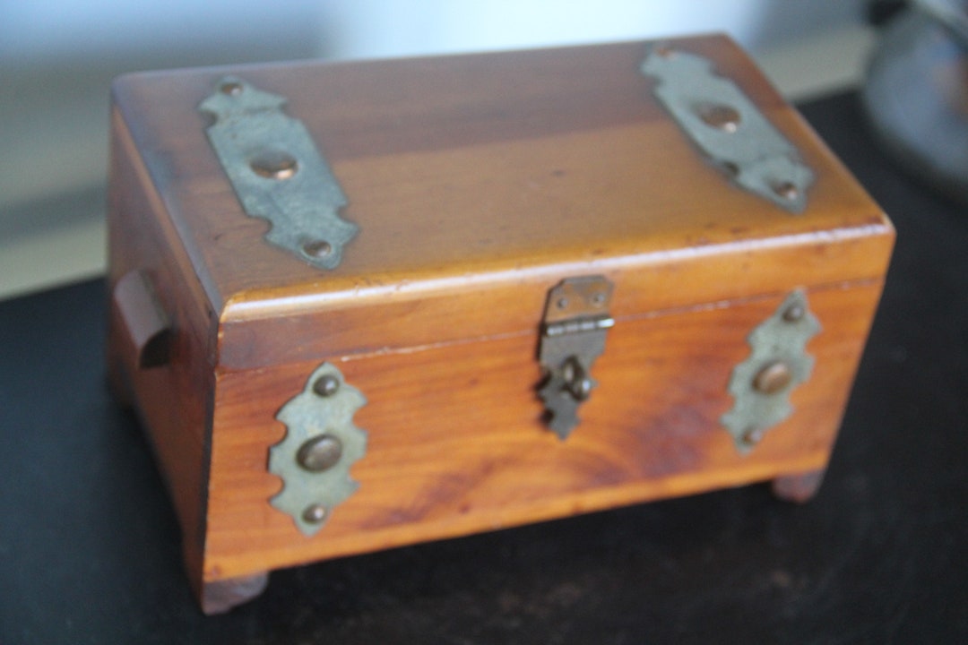 Vintage Pilliod Art Box, Vintage CEDAR Jewelry Box, Antique Cedar