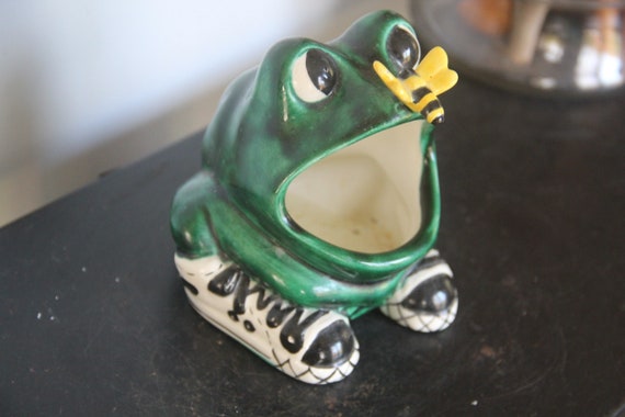 FUN Frog Ring Holder, Green Frog With Sneakers Bee on Nose, 1979, Vintage  Big Eyed Frog Holder, Frog Air Plant Holder, Vintage Frog Gift 