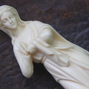 Graceful vintage Virgin Mary figure, Virgin Mary religious statue, MCM Virgin Mary Statue