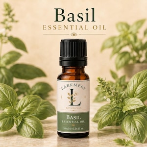 Può includere: Una piccola boccetta in vetro ambrato di olio essenziale di basilico Larkmere Botanicals con tappo nero. L'etichetta bianca riporta il testo Basil Essential Oil, la lettera L con un motivo floreale e il volume 10ml e 0.34 fl. oz. in verde scuro.