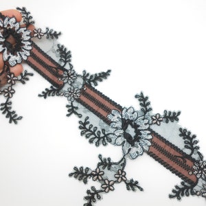 Embroidered ribbon with lace