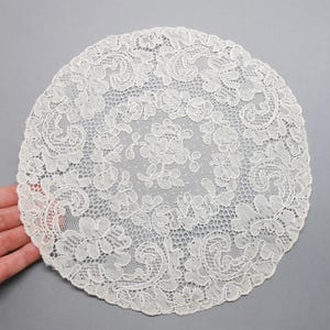 Napperon vintage beige en dentelle française de 23 cm