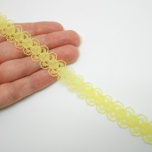 1 mètre de ruban en dentelle jaune
