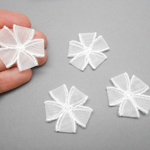 4 fleurs blanches en tissu de 3,1 cm à coudre ou à coller, DIY