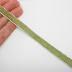 Ruban vert à paillettes dorées