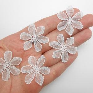 5 fine white lace flowers to sew or glue, junk journal, scrapbooking flowers