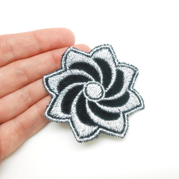 Ecusson à coudre, Fleur brodée noire et argent de 6 cm