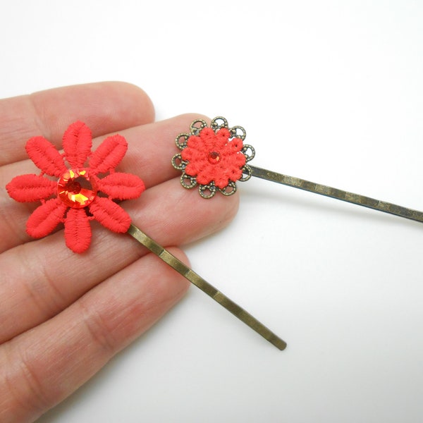 Barrettes en métal de couleur bronze avec des fleurs en dentelle corail et des strass en cristal