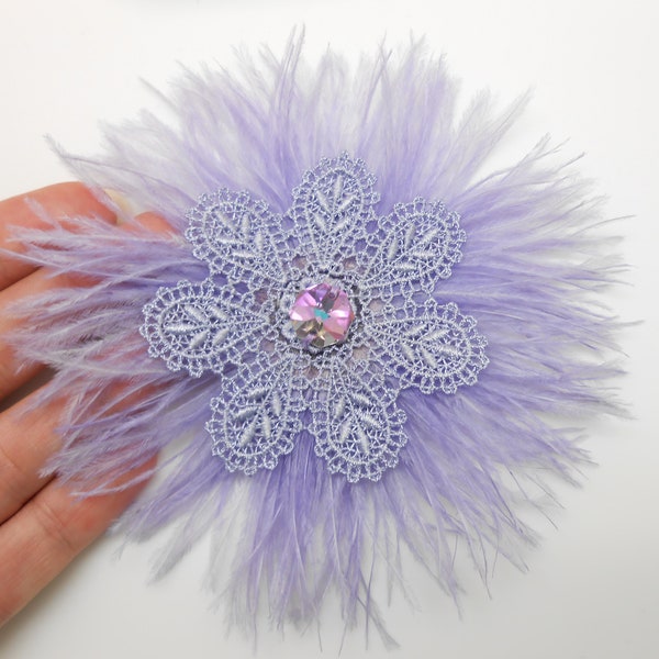 Applique en plumes d'autruche avec de la dentelle et un gros strass en cristal