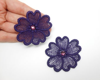 2 fleurs en guipure de couleur violette avec des strass