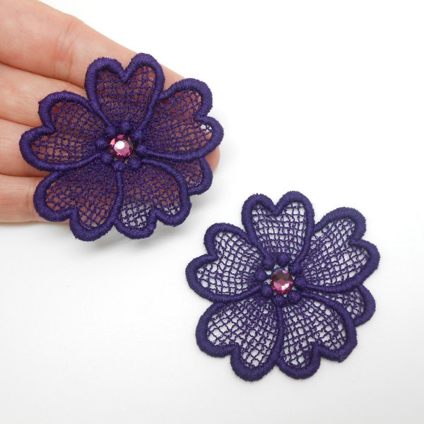 2 fleurs en guipure de couleur violette avec des strass