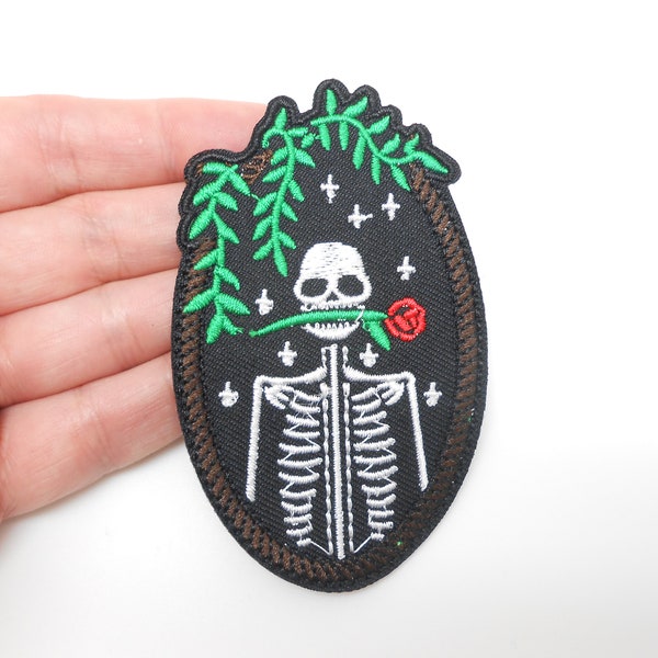 Ecusson squelette, écusson pour Halloween, écusson thermocollant, cacher un trou, patch squelette, customisation