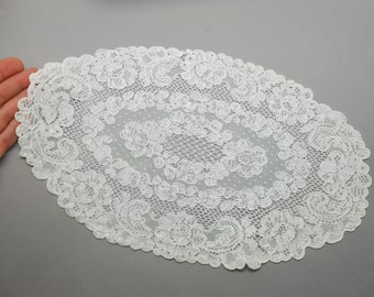 Ovales Deckchen aus französischer Vintage-Spitze, 33 x 22 cm