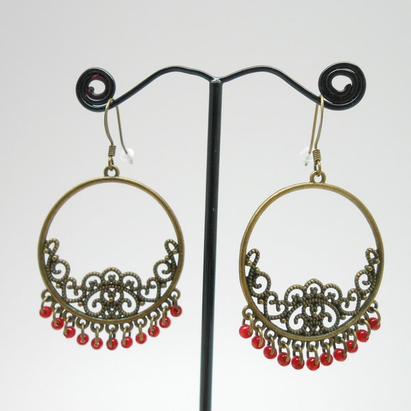 Boucles d'oreilles en métal de couleur bronze avec des perles de rocailles rouges
